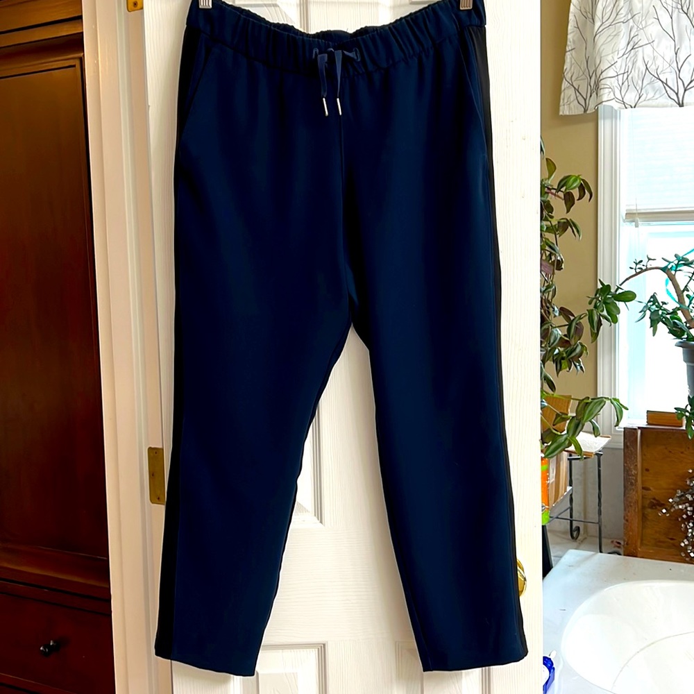 Lululemon on the fly 7/8 woven pants blue with black strip